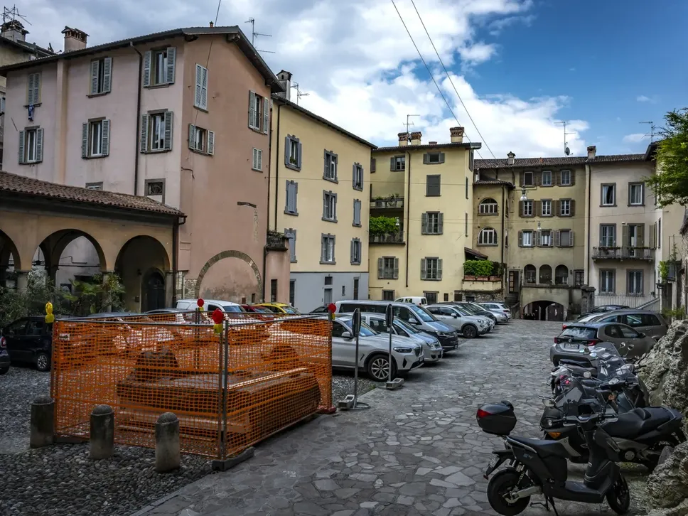 Piazza Angelini in Città Alta oggi, con gli stalli per la sosta di una 30ina di automobili