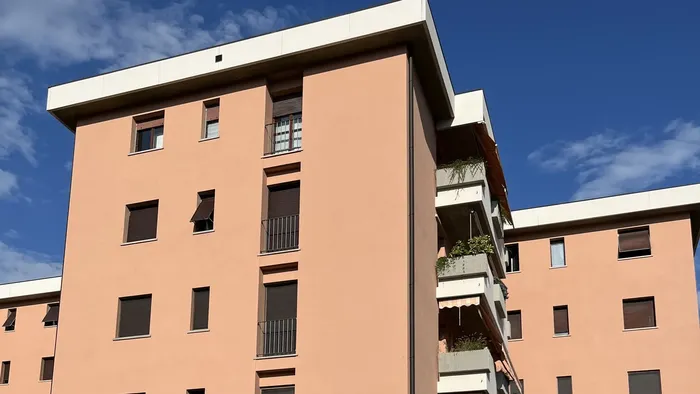 Condominio preso di mira dai ladri acrobati nella notte a Bergamo