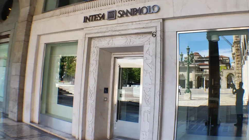 Intesa Sanpaolo ha chiuso il semestre con un utile netto di 5,2 miliardi Intesa Sanpaolo ha chiuso il semestre con un utile netto di 5,2 miliardi