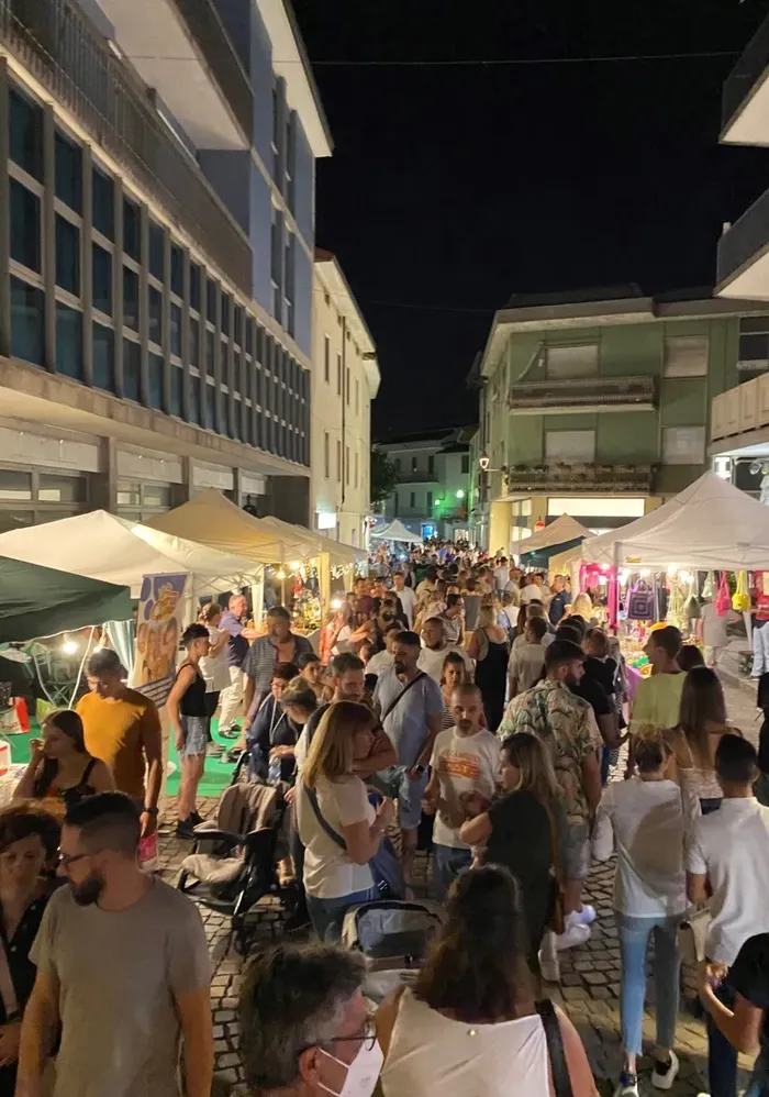 Le strade gremite durante l’edizione 2024 della Notte Bianca