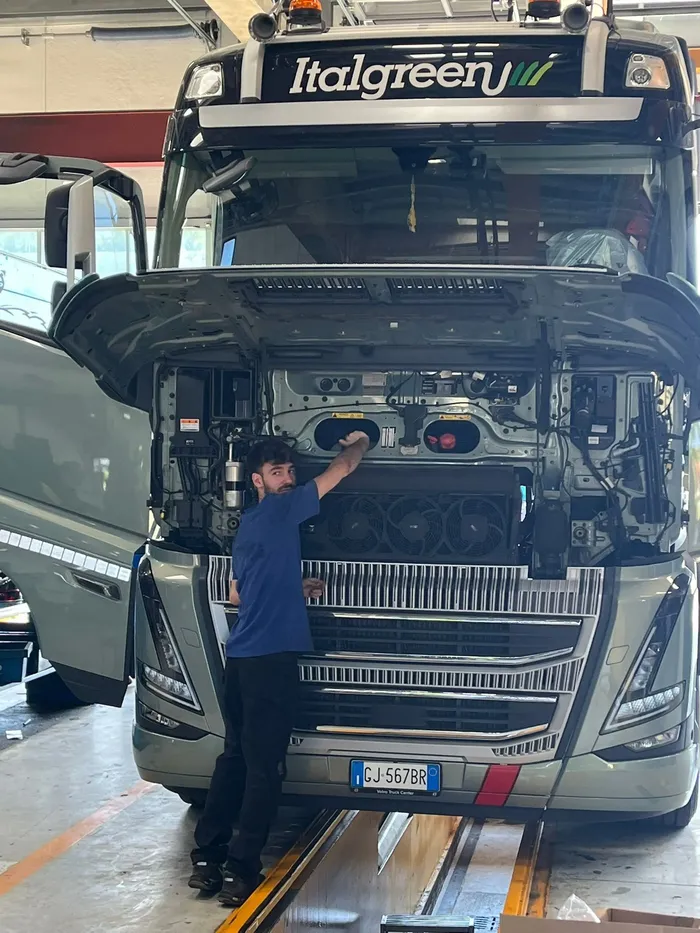 Un tecnico al lavoro in Volvo Trucks