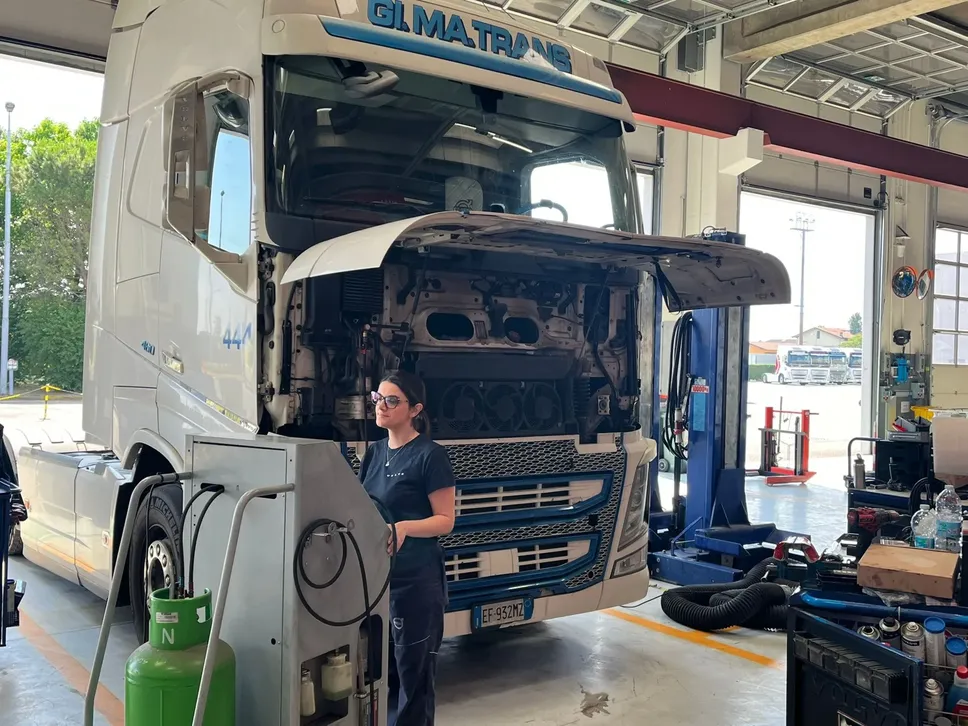 Una ragazza controlla al computer il motore di un camion Volvo