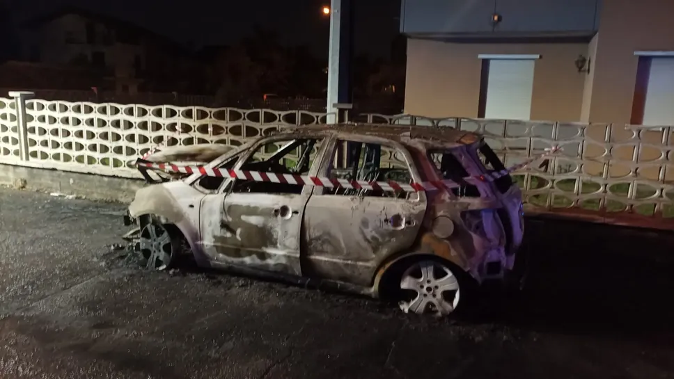 L’auto bruciata il 21 luglio scorso a Pontirolo: è la decima L’auto bruciata il 21 luglio scorso a Pontirolo: è la decima