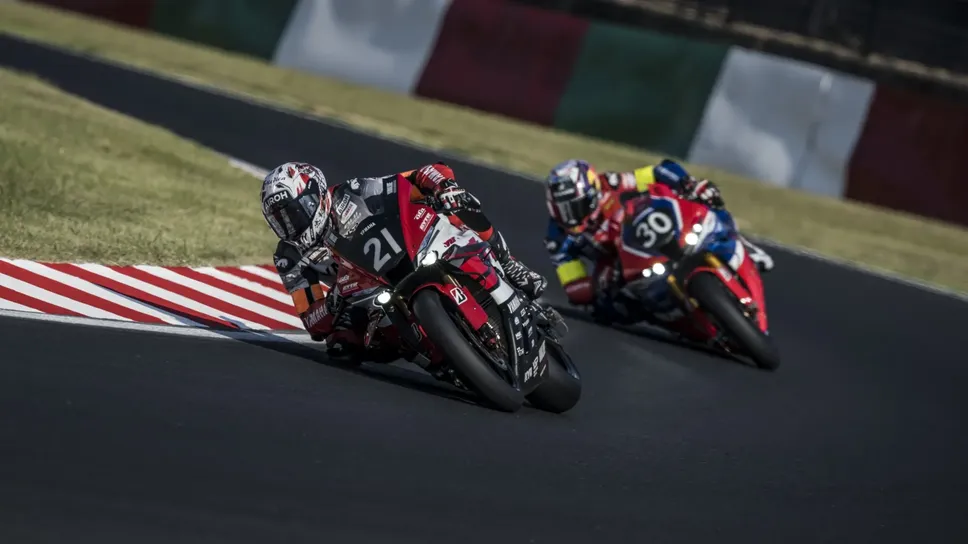 Il bergamasco Andrea Locatelli (moto numero 21) durante le qualifiche della 8 Ore Suzuka Il bergamasco Andrea Locatelli (moto numero 21) durante le qualifiche della 8 Ore Suzuka