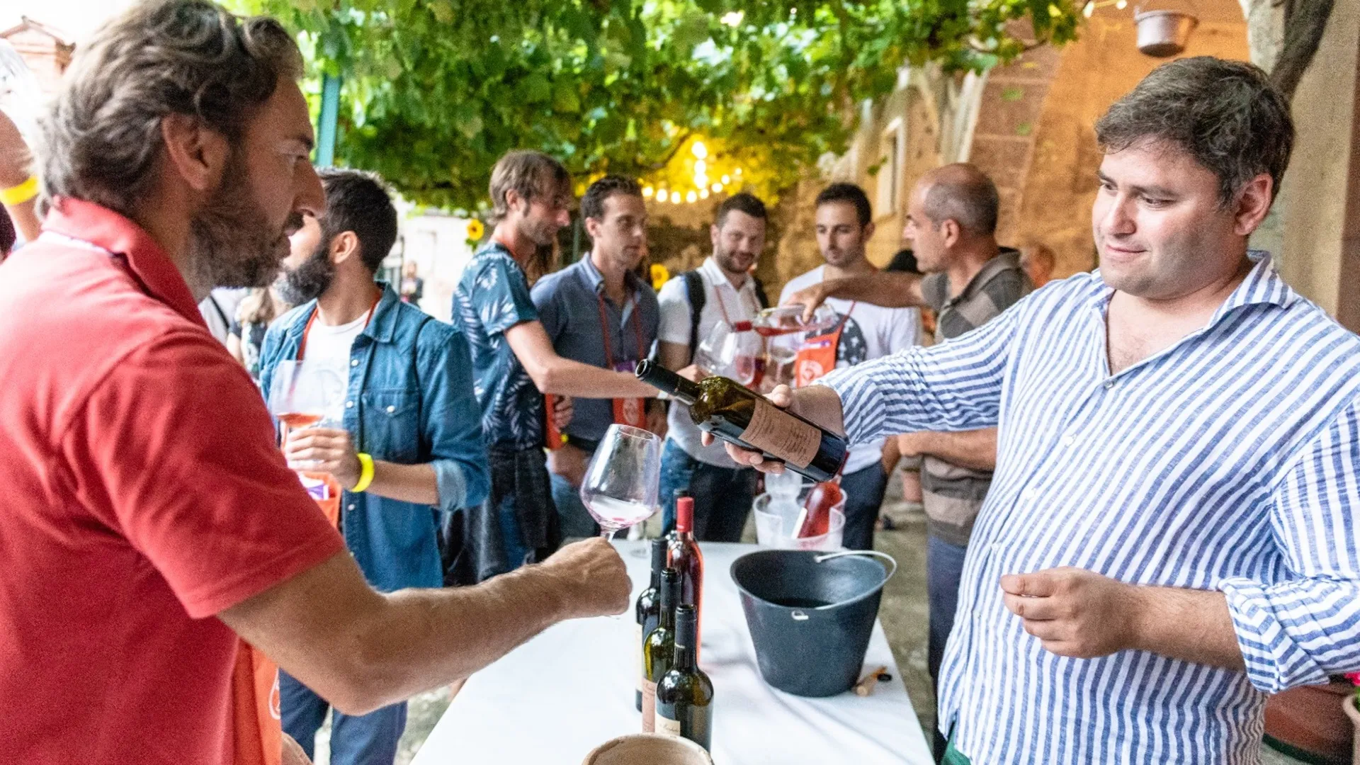 https://storage.ecodibergamo.it/media/photologue/2025/8/1/photos/in-alto-i-calici-con-le-degustazioni-di-ardesio-divino_92bb9b70-6e13-11f0-84d1-1a4cf007d5b9_1920_1080.webp