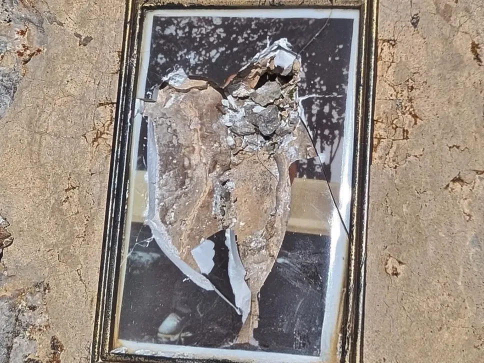 La foto in ceramica rotta