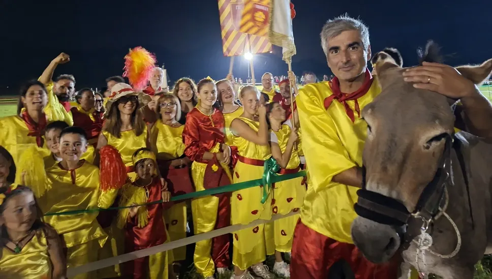 Paolo Trussardi con l’asina Quadrifoglio, a destra, e i supporter Paolo Trussardi con l’asina Quadrifoglio, a destra, e i supporter