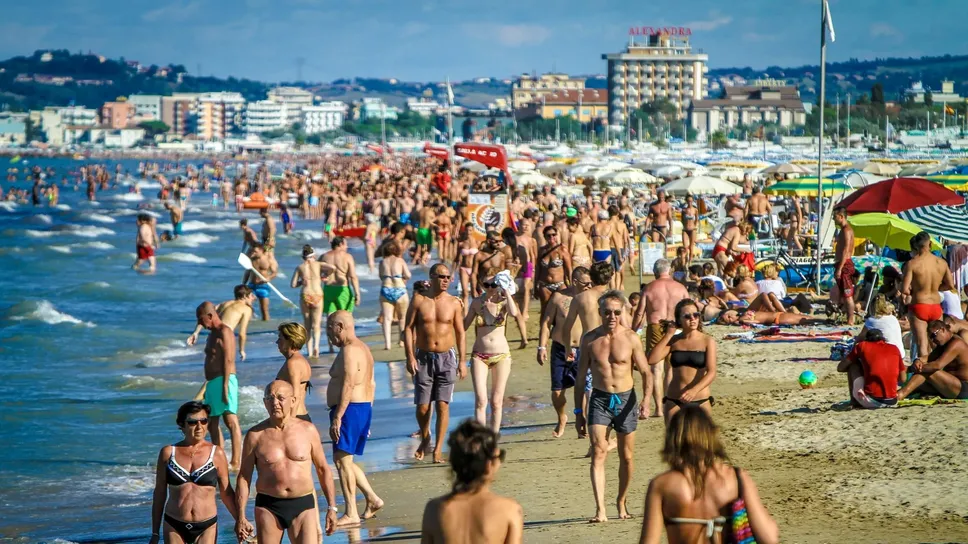 Una spiaggai di Riccione. Domenica 10 agosto un giovane bergamasco è stato rapinato in mare dalla collanina
