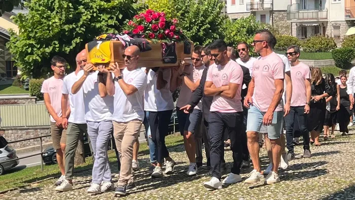 https://storage.ecodibergamo.it/media/photologue/2025/8/11/photos/cache/in-centinaia-a-piazza-brembana-per-lultimo-saluto-a-federica-balestra_df6d74fe-76c7-11f0-9872-4de129e439ff_1920_1080_v3_large_16_9.webp