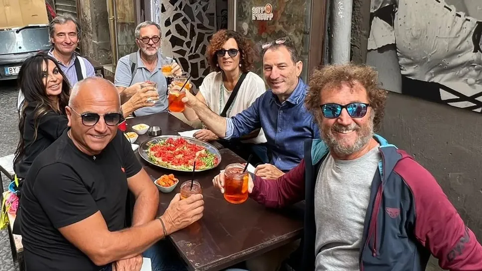 Luca Foresti (il primo a destra) con un gruppo di amici