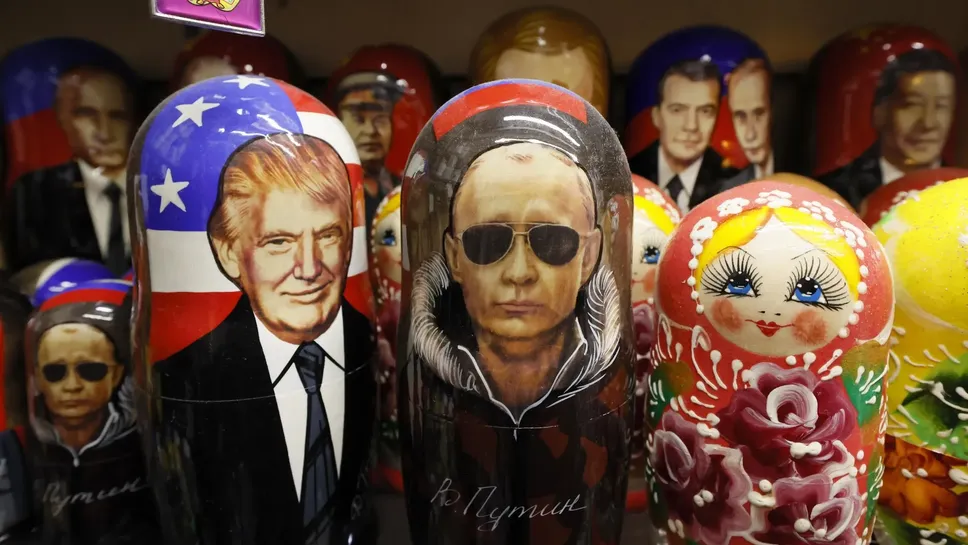 Matrioske raffiguranti Putin e Trump in un mercato di souvenir a San Pietroburgo Matrioske raffiguranti Putin e Trump in un mercato di souvenir a San Pietroburgo