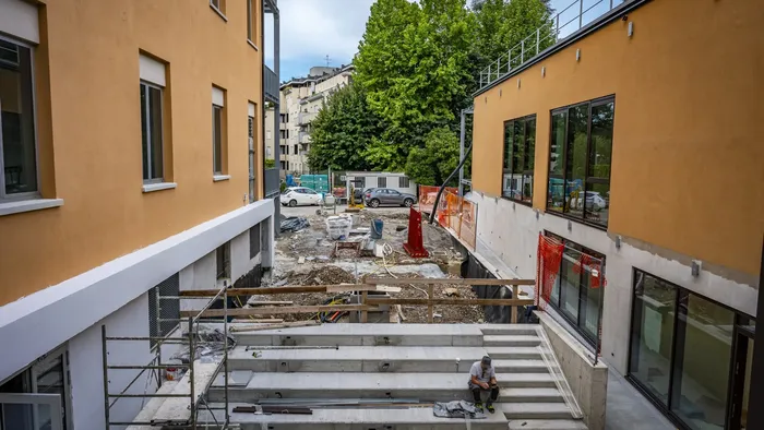 https://storage.ecodibergamo.it/media/photologue/2025/8/11/photos/cache/scuole-a-nuovo-a-bergamo-alla-mazzi-e-corsa-contro-il-tempo-scuri-lavori-al-g_fde74066-761f-11f0-a7b5-20a0d78849ee_1920_1080_v3_large_16_9.webp
