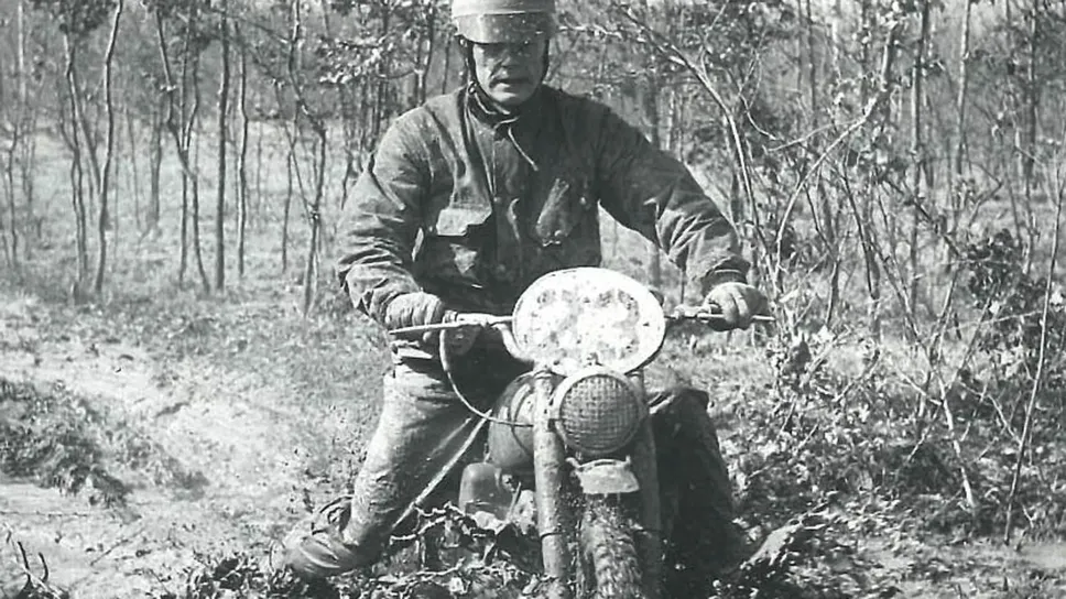 Franco Dall’Ara con la sua motocicletta nel fango in una foto storica Franco Dall’Ara con la sua motocicletta nel fango in una foto storica