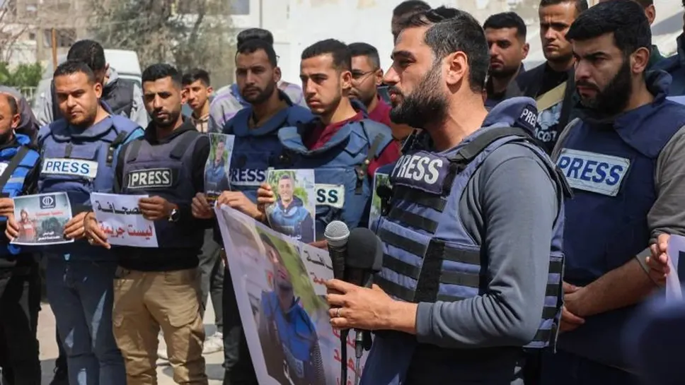 Protesta dei giornalisti a Gaza: 242 hanno perso la vita nei raid dall’ottobre 2023