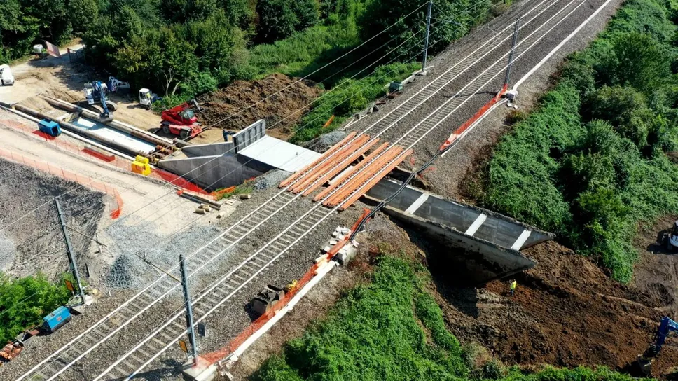 Il monolite sotto i binari lungo la linea Bergamo-Verdello