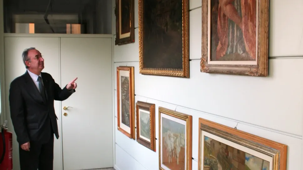 Il professor Paolo Furia nell’archivio storico della Cassa Rurale
