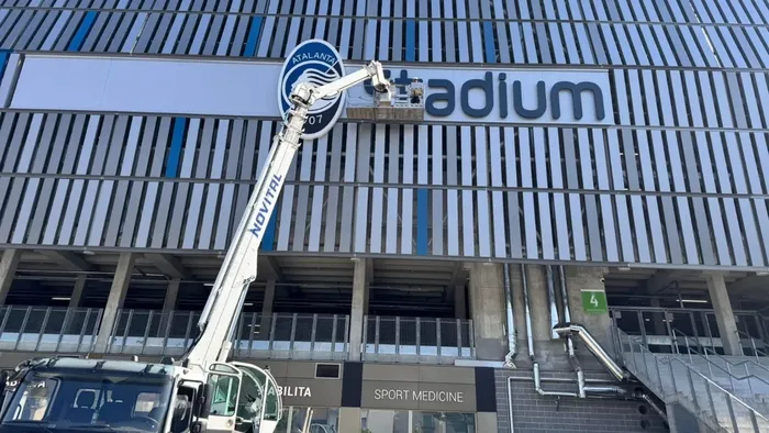 stadio di bergamo via le insegne gewiss e si avvicina new balance