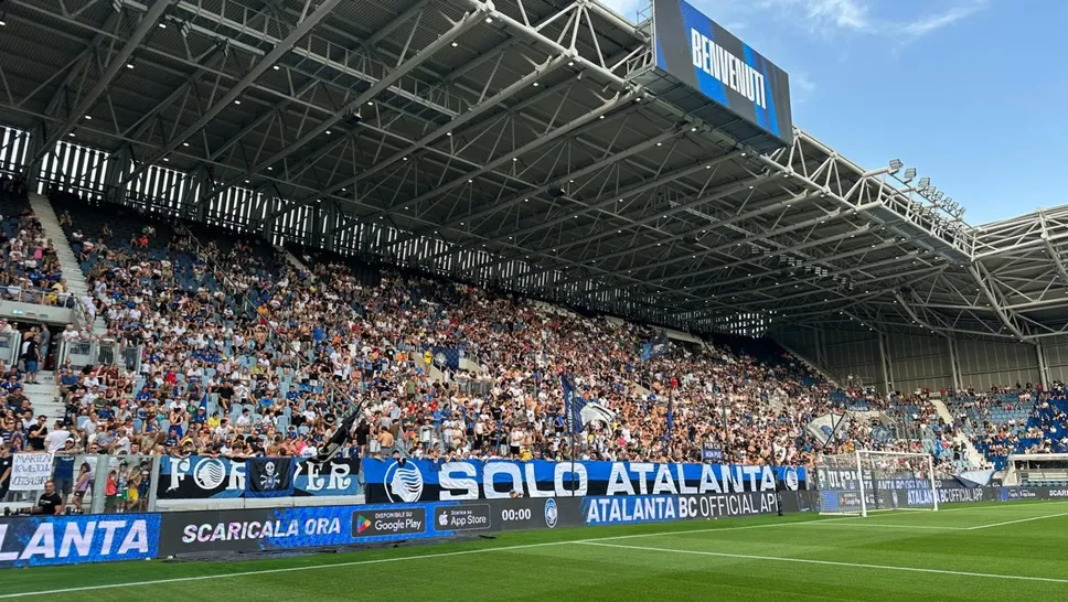 I tifosi affluiscono allo stadio per l0’allenamento a porte aperte dell’Atalanta. Mercoledì 13 agosto I tifosi affluiscono allo stadio per l0’allenamento a porte aperte dell’Atalanta. Mercoledì 13 agosto