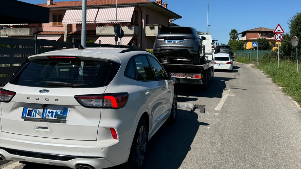 Alcune delle auto usate sequestrate ai truffatori Alcune delle auto usate sequestrate ai truffatori
