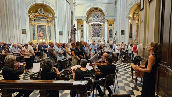 L’orchestra Enea Salmeggia ha curato l’accompagnamento
