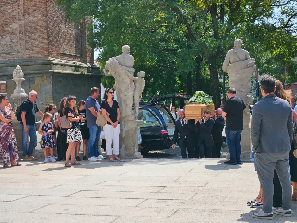 Un momento del funerale di Fabio Pilenga a Stezzano