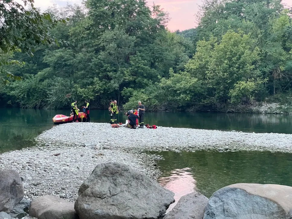 I soccorsi che hanno recuperato il corpo senza vita del 21enne annegato nel fiume Oglio a Palazzolo il 13 agosto 2025 I soccorsi che hanno recuperato il corpo senza vita del 21enne annegato nel fiume Oglio a Palazzolo il 13 agosto 2025