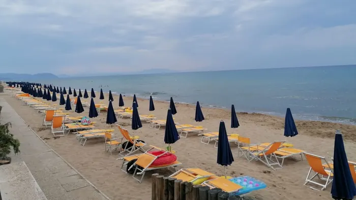 https://storage.ecodibergamo.it/media/photologue/2025/8/13/photos/cache/spiagge-vuote-e-quei-rinvii-delle-gare-per-i-balneari_f47b8048-780c-11f0-9872-4de129e439ff_1920_1080_v3_large_16_9.webp