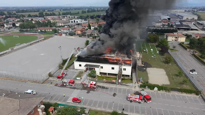 https://storage.ecodibergamo.it/media/photologue/2025/8/14/photos/cache/incendio-alle-piscine-di-ghisalba-a-fuoco-il-tetto-evacuato-limpianto-almeno_fbc5f05a-78fb-11f0-9872-4de129e439ff_1920_1080_v3_large_16_9.webp