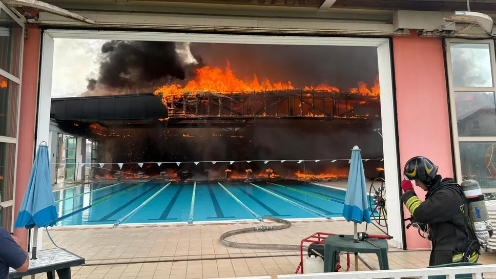 Fiamme alle piscine di Ghisalba: 50 persone evacuate, lieve malore per due pompieri intervenuti sul posto