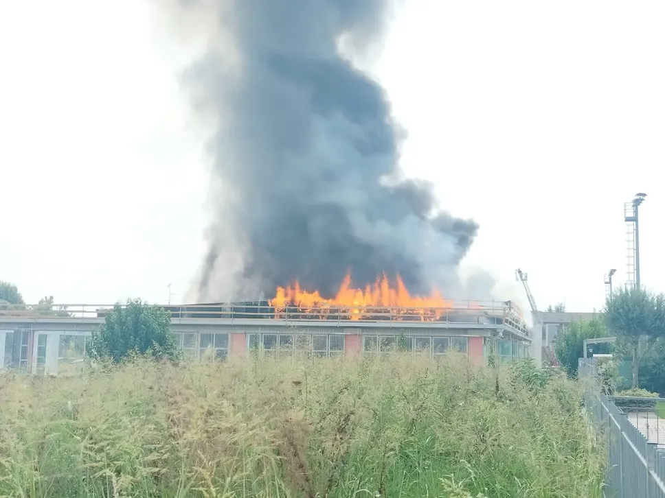 Le fiamme dal tetto