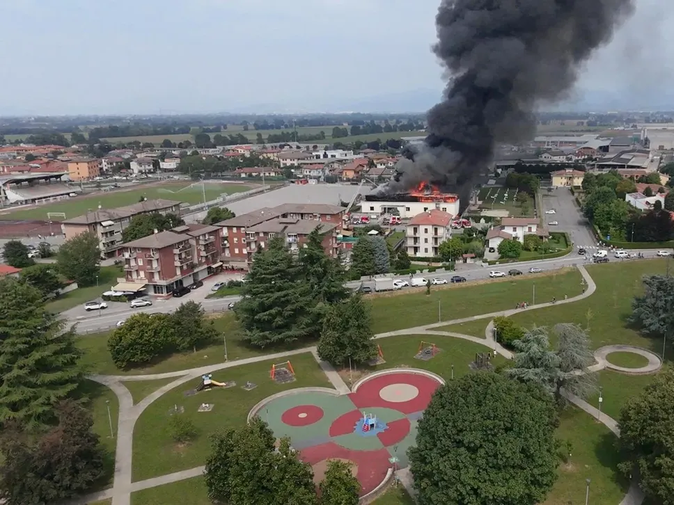Le fiamme visibili in tutta la zona