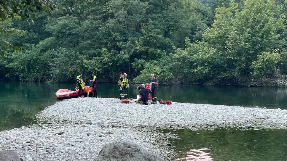 L’isolotto di ghiaia e sassi formatosi tra la sponda bresciana del fiume Oglio e la diga, dove i tre amici si sono tuffati mercoledì 13 agosto. Uno di loro non è più riemerso e ha perso la vita L’isolotto di ghiaia e sassi formatosi tra la sponda bresciana del fiume Oglio e la diga, dove i tre amici si sono tuffati mercoledì 13 agosto. Uno di loro non è più riemerso e ha perso la vita