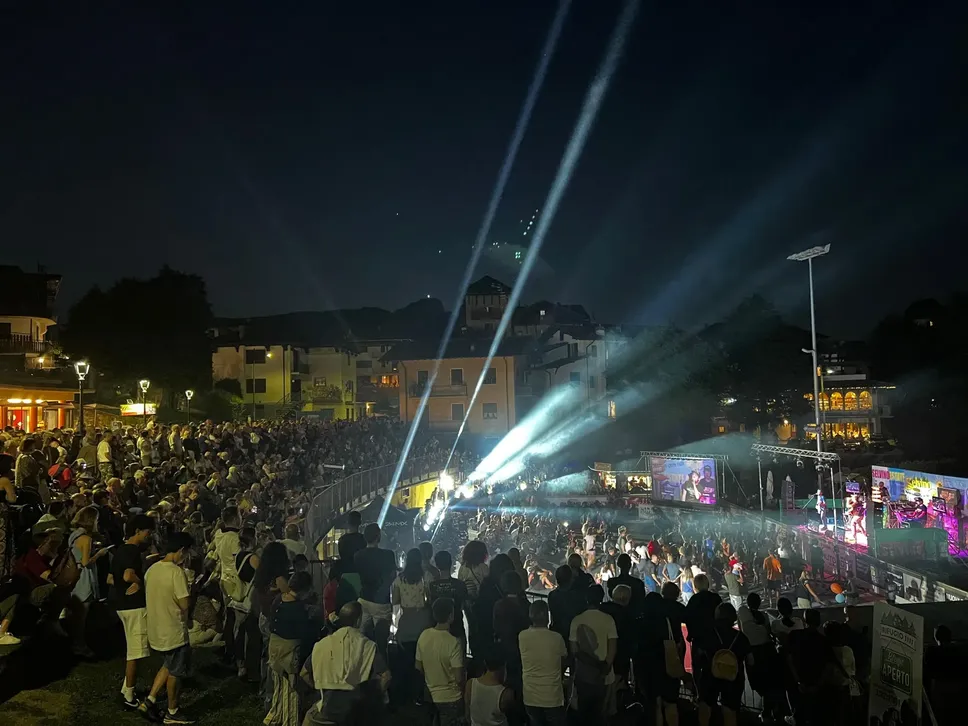 Pienone per il tributo agli 883 al monte Purito a Selvino