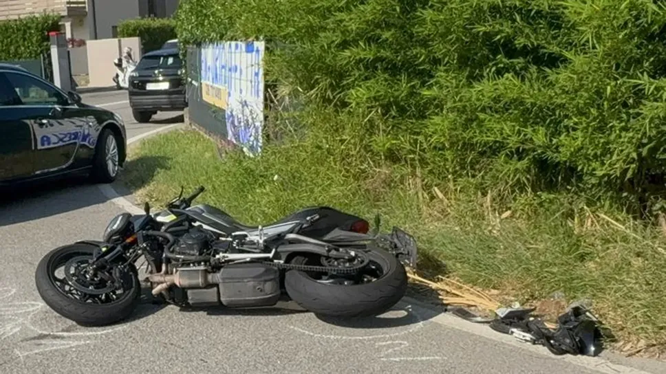 La vettura e la moto coinvolte nello schianto