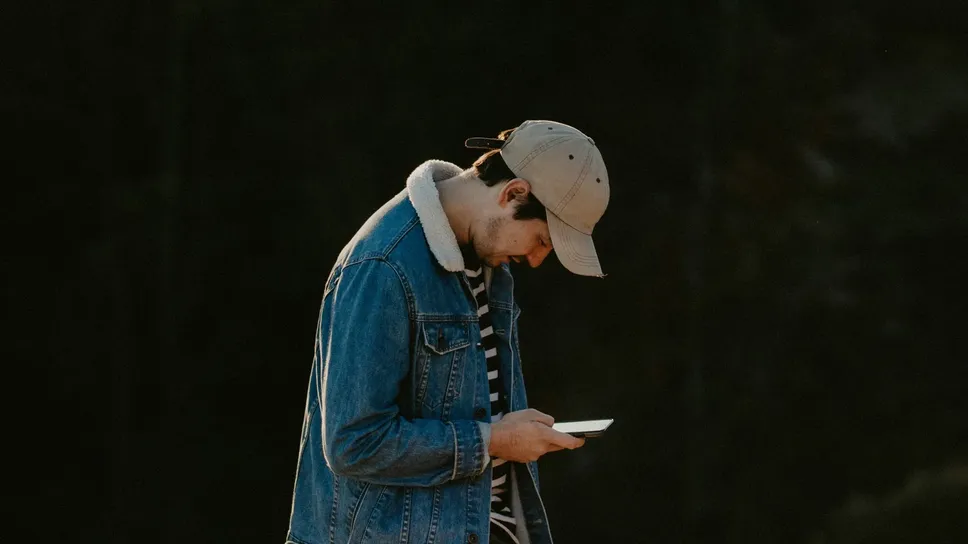 L’uso dello smartphone favorisce posture scorrette L’uso dello smartphone favorisce posture scorrette