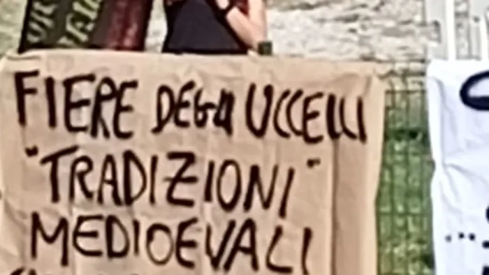 https://storage.ecodibergamo.it/media/photologue/2025/8/15/photos/cache/fiera-degli-uccelli-a-sarnico-striscioni-strappati-e-proteste_ffbd4340-79bc-11f0-9872-4de129e439ff_1920_1080_v3_large_16_9.webp