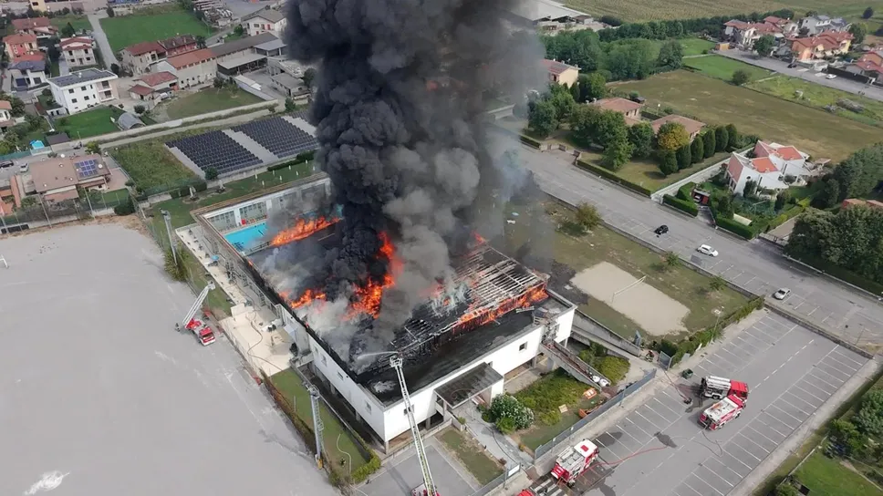 Il rogo che ha devastato la piscina comunale di Ghisalba. Alle sue spalle il parco fotovoltaico, non raggiunto dalle fiamme