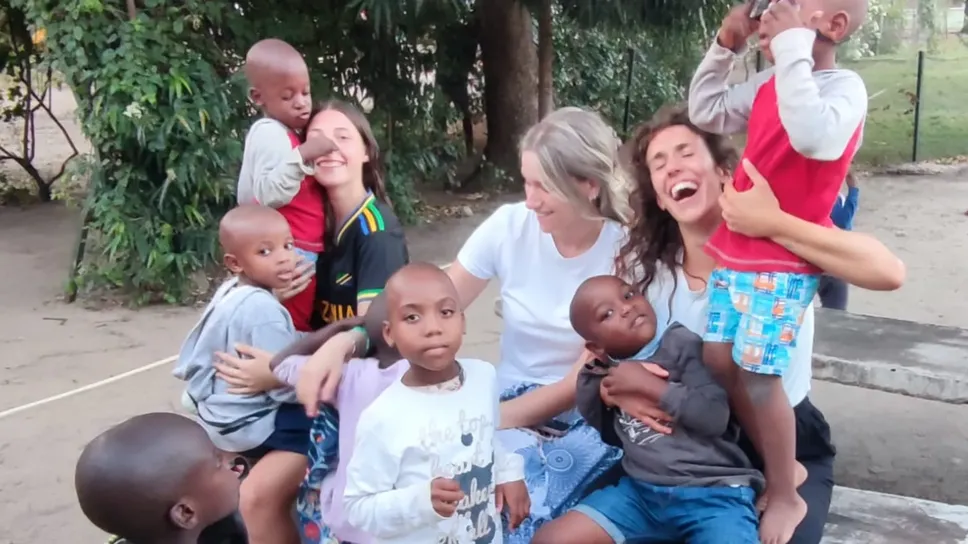 Giovani volontari in missione in Tanzania, al Villaggio della gioia