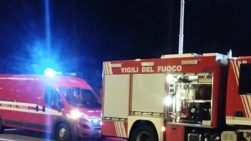 Vigili del fuoco in un intervento di notte in una foto di repertorio