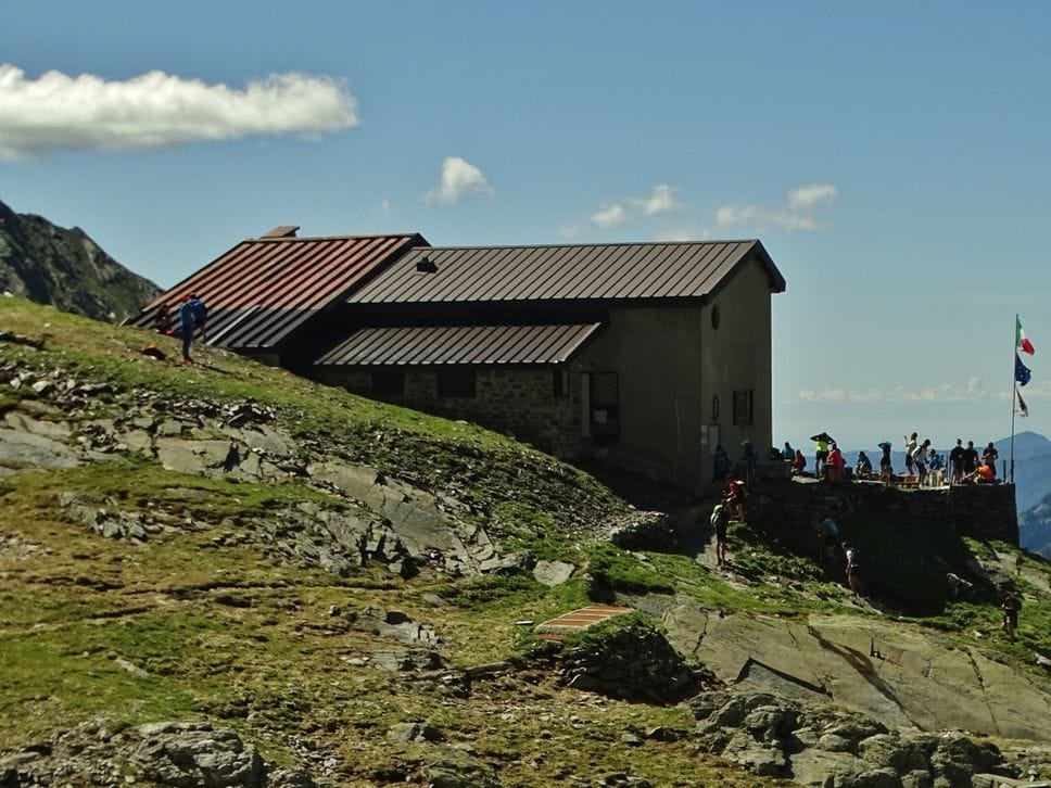 Escursionisti al rifugio Baroni al Brunone Escursionisti al rifugio Baroni al Brunone