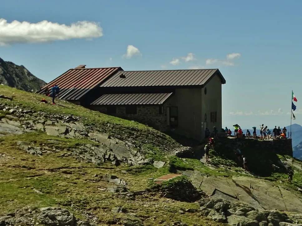 Escursionisti al rifugio Baroni al Brunone
