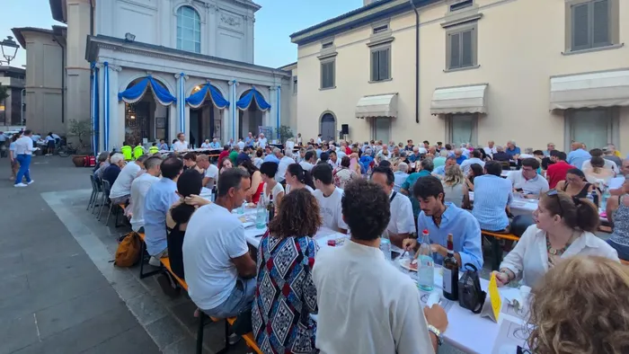 Borgo Santa Caterina: in 400 alla tradizionale cena in piazza. Domenica i fuochi d’artificio   Foto e video