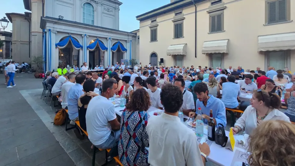 La tradizionale cena in piazza in Borgo Santa Caterina: quasi 400 i partecipanti tra cittadini e autorità nella serata del 16 agosto