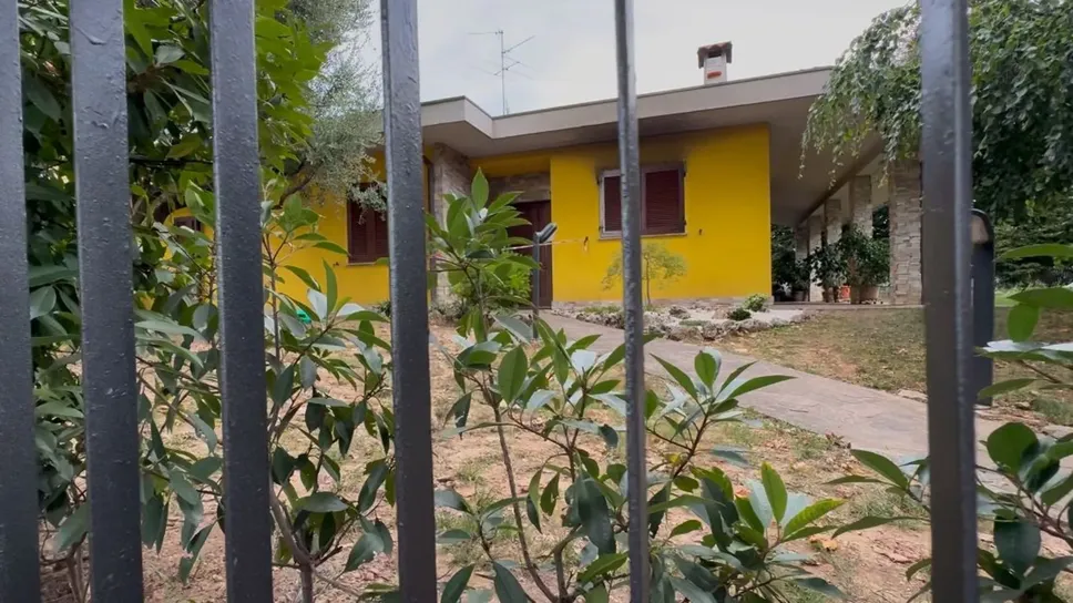 la casa colpita dal rogo a Brembate la casa colpita dal rogo a Brembate
