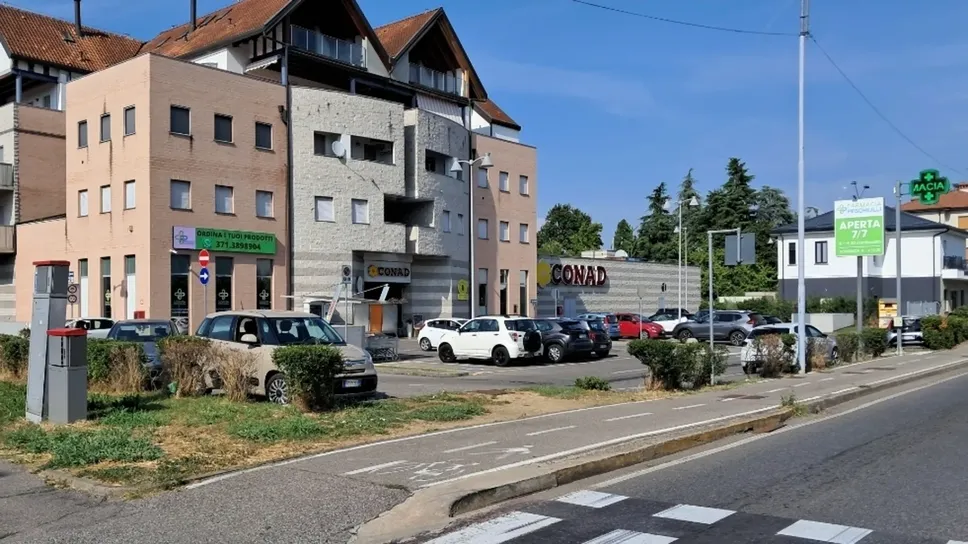Il parcheggio del supermercato Conad, tra i punti più «caldi» del paese
