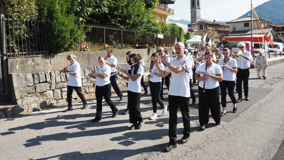 Il corpo bandistico di Leffe durante la processione di  sabato 16 agosto per San Rocco. Tra le sue fila anche Luigi Bordogna con il clarinetto