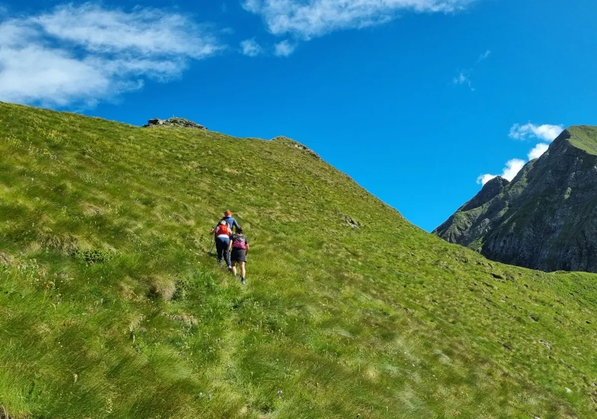 Ultimo tratto di salita al Pomnolo al cospetto del Monte Cimone