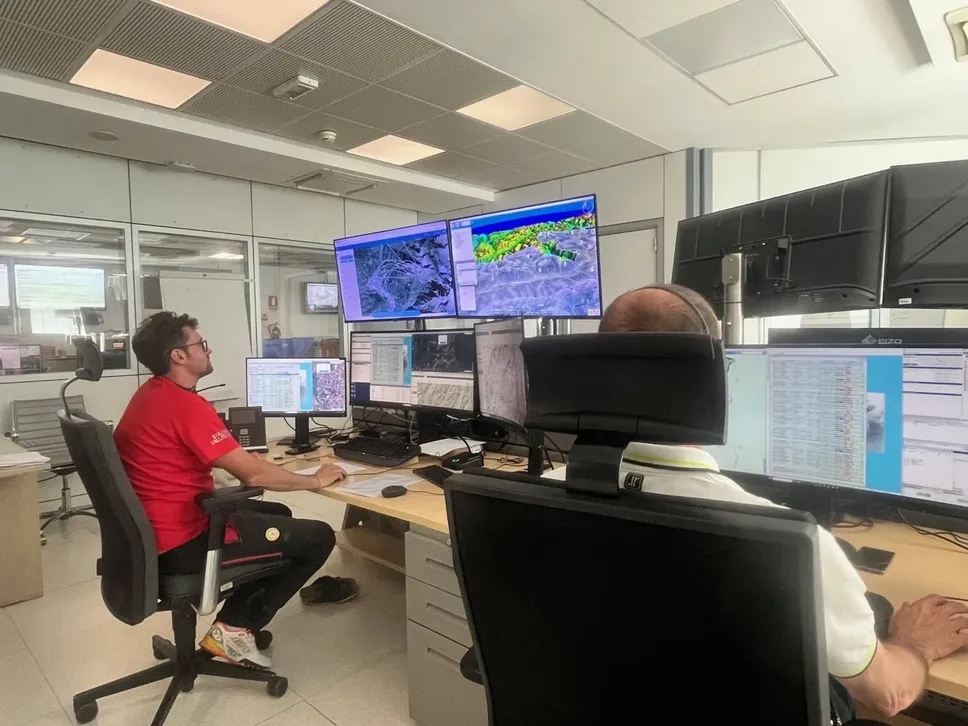 Gli operatori della Crell: sul monitor mappe in 2D e 3D