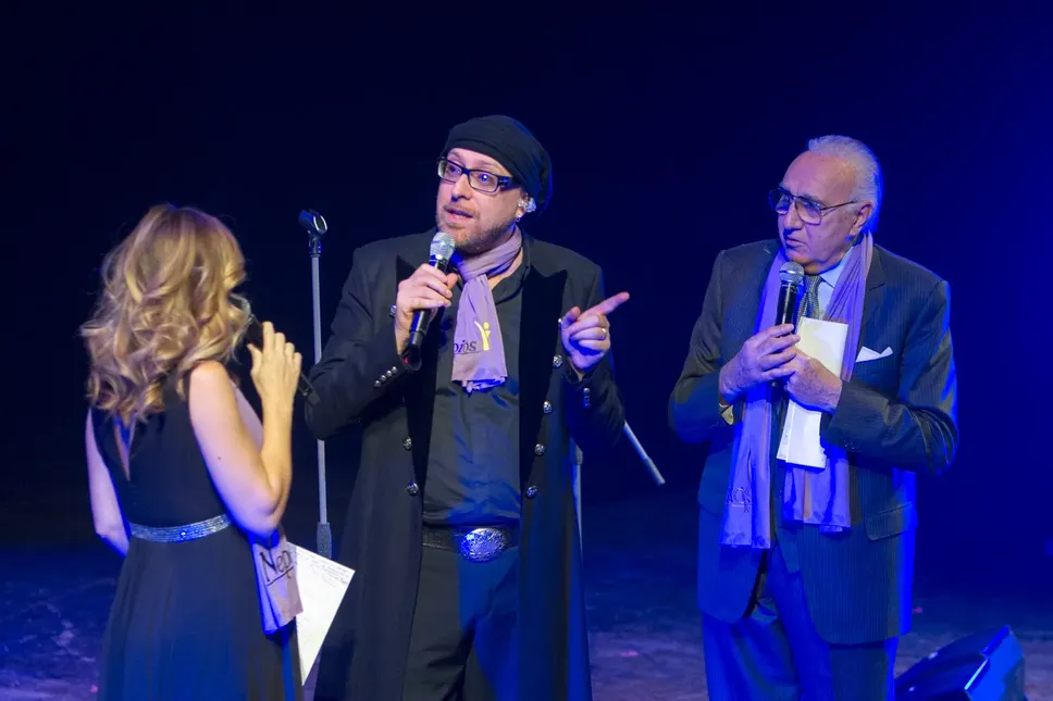 Mario Biondi tra Serena Autieri e Pippo Baudo sul palco del teatro Donizetti per Nepios