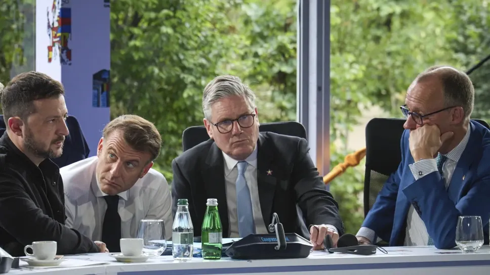 Da sinistra, Volodymyr Zelensky, Emmanuel Macron, Keir Starmer e Friedrich Merz